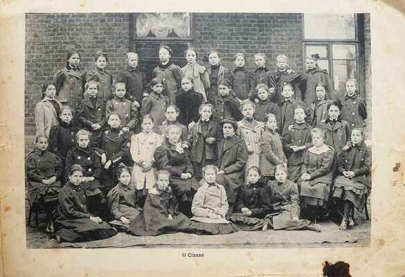 [Гимназия молодых девушек Ф. Мансбах]. Gymnase de Jeunes Filles F. Mansbach. М., 1909.